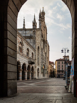 Como Cathedral (Duomo di Como) Framed by Historic Arcade, Como, Italy