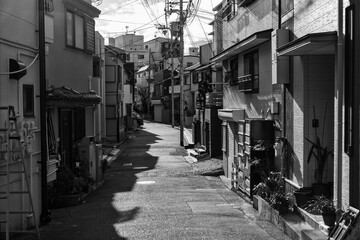 Naklejka premium 都市の住宅街の裏通り