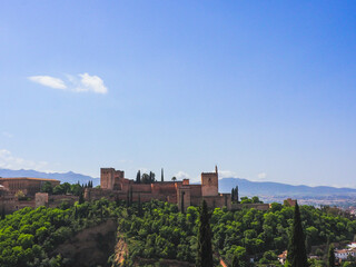 Fototapeta premium Historic Fortress with Mountains Under Clear Blue Sky