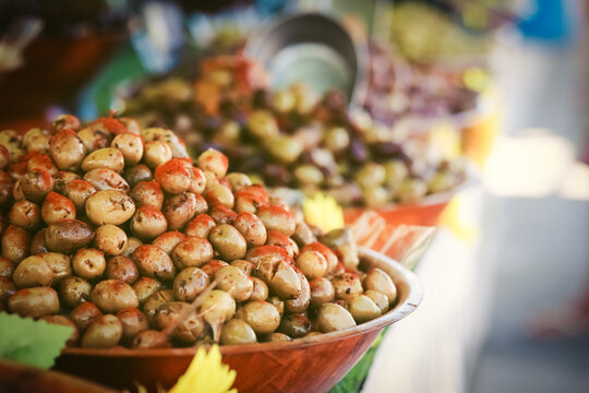 Oliven auf einem Markt in Six-Four-les-Plages in S&uuml;dfrankreich