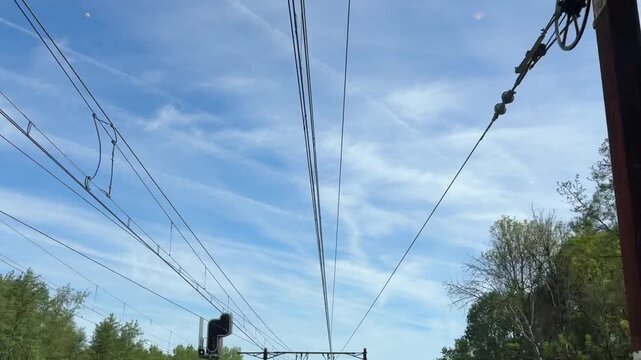 Vue de cables electriques d'un train