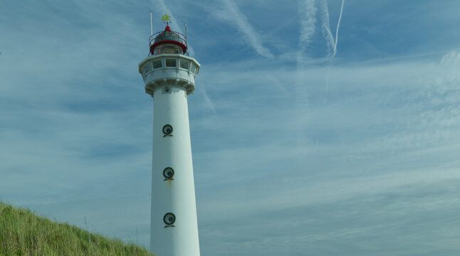 Historischer wei&szlig;er J. C. J. van Speijk Leuchtturm in Egmond an Zee vor blauem Himmel