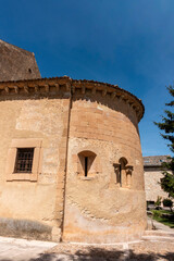 Exterior view of the 13th-century Romanesque semicircular apse with stone masonry walls and corbels at the Church of San Pedro Apóstol in San Pedro de Gaíllos, Segovia, Castile and León, Spain © Nandi Estévez