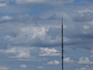 Obraz premium Tall Metal Broadcast Tower Against a Daytime Cloudy Sky