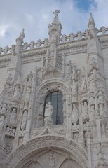 Obraz premium Manueline Stone Portal Carving on the Jerónimos Monastery Facade in Lisbon
