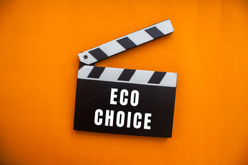 Obraz premium Clapperboard showing the text eco choice on a bright orange background, symbolizing environmental messages and sustainable media production