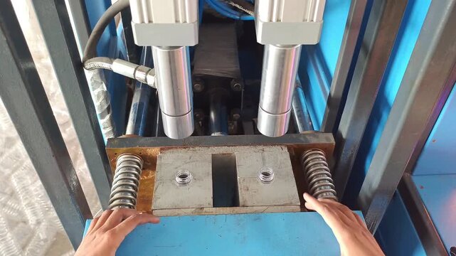 Semi-automatic PET bottle blow molding machine manufacturing plastic bottles