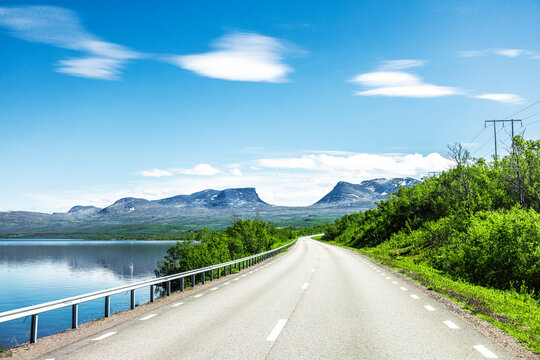 Europastrasse E 10 am Tornetr&auml;sk See bei Abisko Nationalpark in Schwedisch Lappland