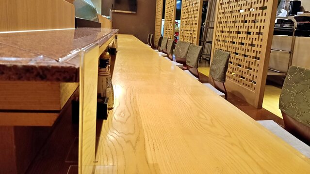 和食店の木製カウンター席