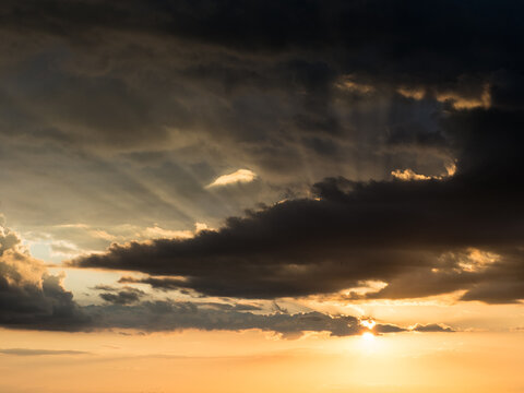 Ein Wetterwechsel k&uuml;ndigt sich an. Die sonne blinzelt hinter den Wolken hervor.