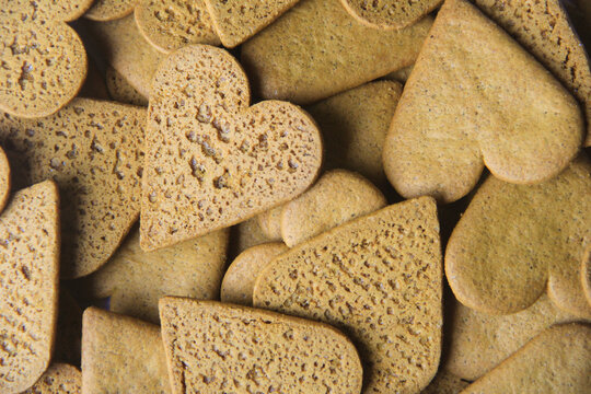 Tas de biscuits de no&euml;l &agrave; la cannelle en forme de c&oelig;ur