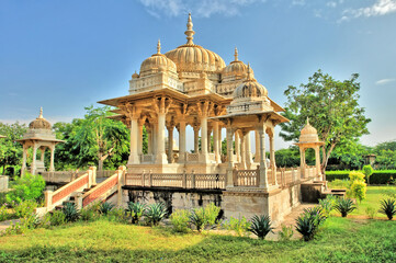 Obraz premium Royal cremation ground and cenotaph complex in Jaipur, Rajasthan, at the foothills of Nahargarh Fort final resting place for the male rulers of the Kachwaha Rajput 