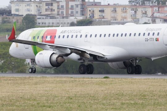 Tap air portugal airbus a321 airplane landing at lisbon airport