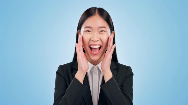 若い女性会社員が両手を口元に添え笑顔で知らせを伝える爽やかなスタジオ場面