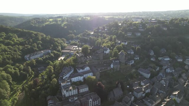 Monschau in der Eifel  mit Altstadt, Burg und Flu&szlig; Rur, NRW