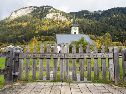Bibelzitat ziert das Tor zum Grundst&uuml;ck der Kirche.