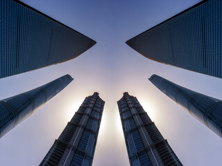 Naklejka premium a digitally composed fine art architectural photograph created by mirroring and joining sections of a modern glass skyscraper