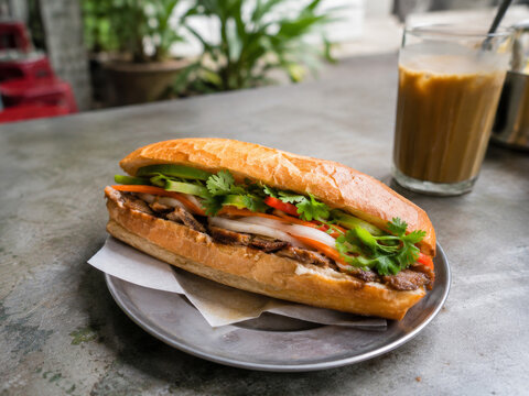  B&aacute;nh m&igrave; tradicional relleno de cerdo asado, verduras frescas, hierbas y vegetales encurtidos.