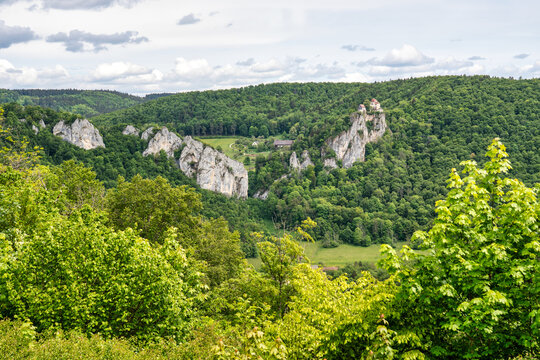 Blick auf Schlo&szlig; Bronnen ins sch&ouml;ne Donautal bei Beuron, Schw&auml;bische Alb, Baden-W&uuml;rttemberg