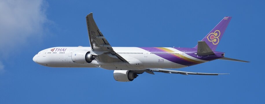 Thai B777 en vol vue cot&eacute; banni&egrave;re