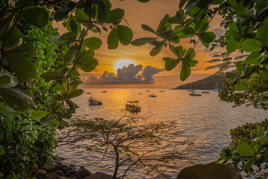Coucher de soleil &agrave; la r&eacute;serve Cousteau sur la plage de Malendure en Guadeloupe, Bouillante, Basse-Terre, Antilles Fran&ccedil;aises.