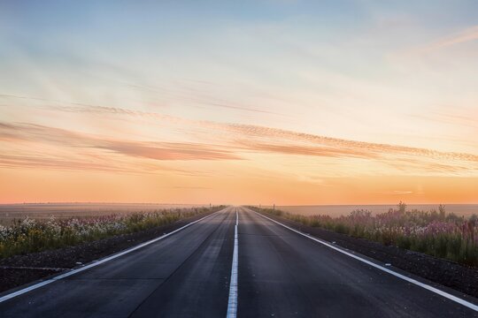 Route d&eacute;serte s'&eacute;tendant vers l'horizon, symbole de voyage, libert&eacute;, mobilit&eacute;, avenir, solitude et nouveaux d&eacute;parts