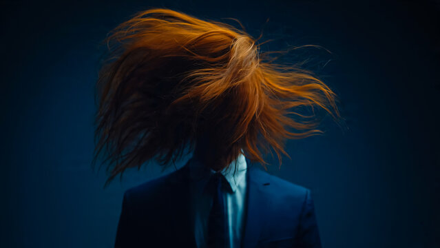 Homme avec les cheveux longs roux volant devant son visage
