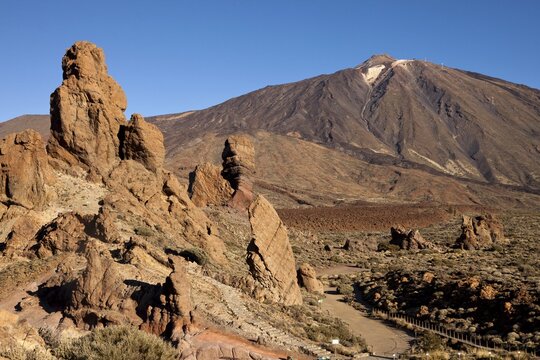 Roques de Garcia rock formation and Pico del Teide mountain, Teide National Park, Tenerife, Canary Islands, Spain