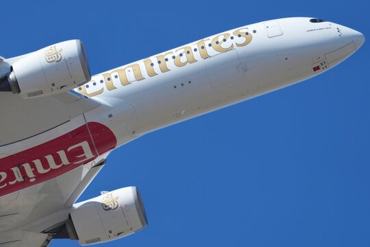 Emirates A350 900 en mont&eacute;e tr&egrave;s gros plan