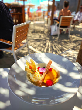 Copa de helado de mango y vainilla en un chiringuito de Fuengirola, Espa&ntilde;a