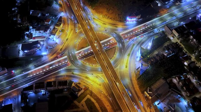 Expressway, Self-driving autonomous electric cars of the future with elements move along a busy traffic intersection. Artificial Intelligence, Car Scan, GPS Tracking, Smart Roads, IoT, highway