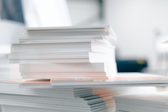 Closeup stack of paper sheets on table for publishing mockup background and stationery layout design