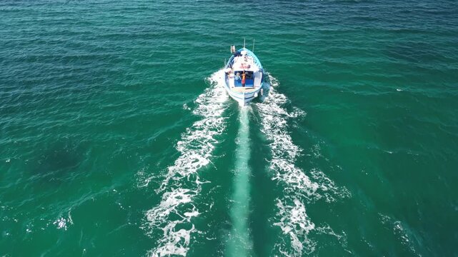 Laconia -Sardynia - Włochy
Piękna plaża, jachty, sporty wodne, windsurfing w słoneczny dzień nagrane dronem. G&oacute;ry, piękny kolor wody i płynne kinowe ujęcia