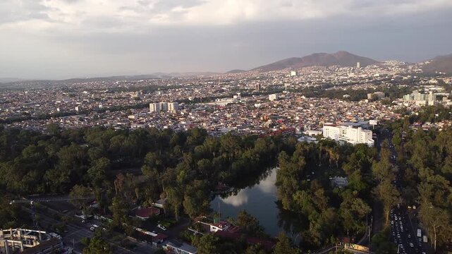 Parque y ciudad de fondo Michoacan M&eacute;xico