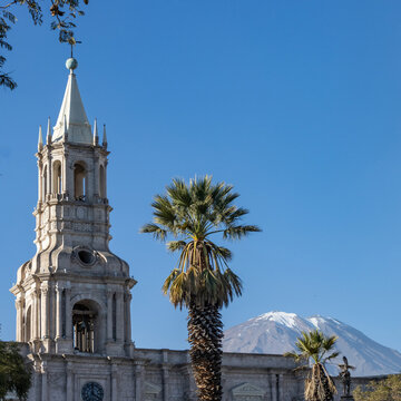 Vistas de la Torre de la Bas&iacute;lica Catedral de la ciudad Blanca de Arequipa y de fondo la cima del imponente  Volc&aacute;n Misti