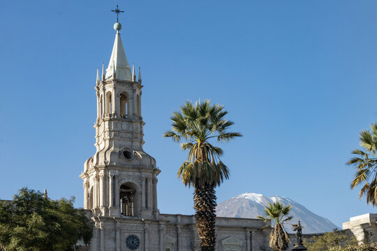 Vistas de la Torre de la Bas&iacute;lica Catedral de la ciudad Blanca de Arequipa y de fondo la cima del imponente  Volc&aacute;n Misti
