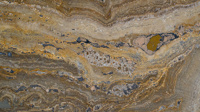 Textura de m&aacute;rmol travertino marr&oacute;n con vetas minerales y patrones geol&oacute;gicos naturales para fondo decorativo