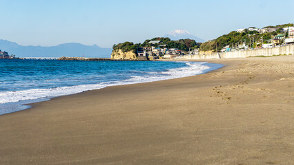 Obraz premium Beautiful landscape of Kamakura beach with Mount Fuji in the background. Kamakura is a city near Tokyo, located in Kanagawa Prefecture, Japan.