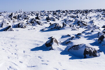 雪に覆われた蓼科山山頂の広大な岩場 © masaU