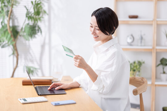 通帳を見る女性