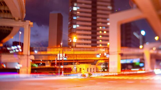 東京・夜の幹線道路 タイムラプス　シフトレンズ逆アオリ