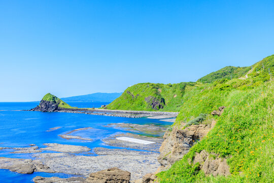 初夏の沢崎鼻灯台から見た景色　佐渡島　新潟県佐渡市