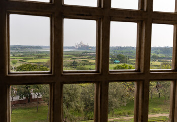 Fototapeta premium Intricate Mughal Window Architecture at agra fort