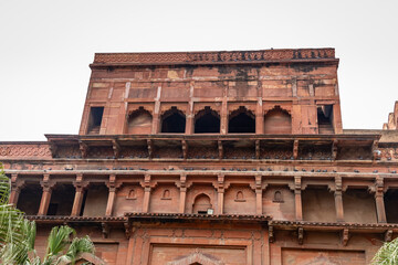 Obraz premium Historic Palace Facade At Agra Fort With Intricate Stonework And Balconies