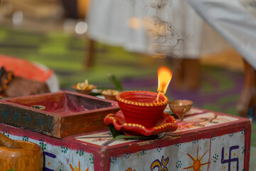 Obraz premium Sacred flame of a diya illuminates a traditional Indian religious ceremony