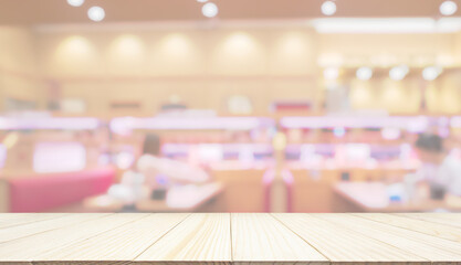 Obraz premium Empty wood table top with cafe restaurant interior blur background
