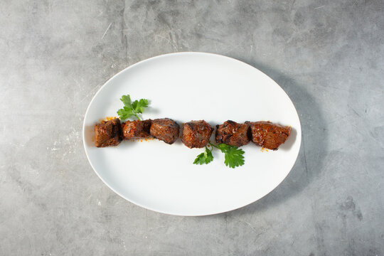 A top down view of a plate of spicy beef kabob.