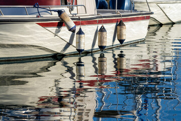 Bateau à voile et son reflet dans le Vieux-Port de Marseille © PPJ