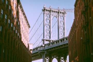 Fototapeta premium Washington Street in DUMBO, Brooklyn. Iconic Manhattan Bridge view between historic buildings. DUMBO neighborhood in Brooklyn.