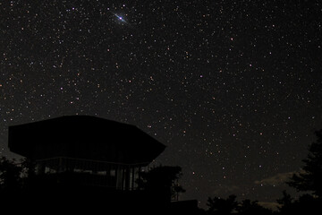 長野県阿智村の満天の星空と建物のシルエット夜景 © こーら